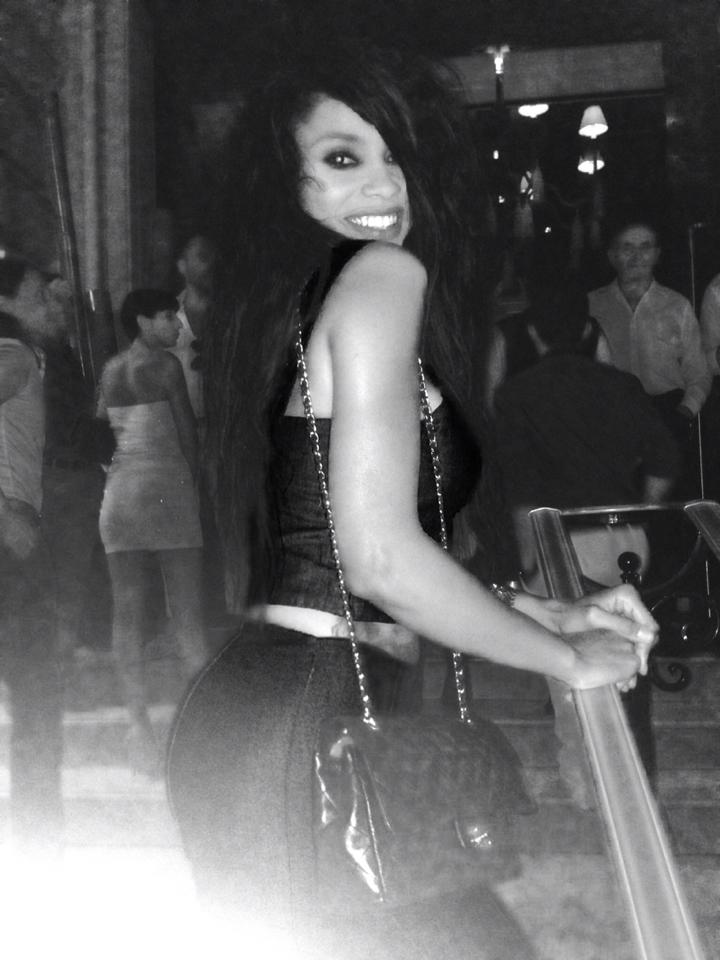 Laurette a iesit de cateva ori in cluburi, in Franta