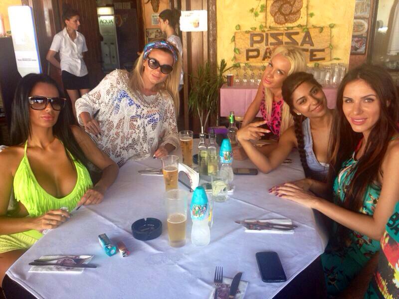 In timp ce prietenele ai au ales tinute lejere, bruneta nu a renuntat la rochiile scurte, mulate si extrem de decoltate