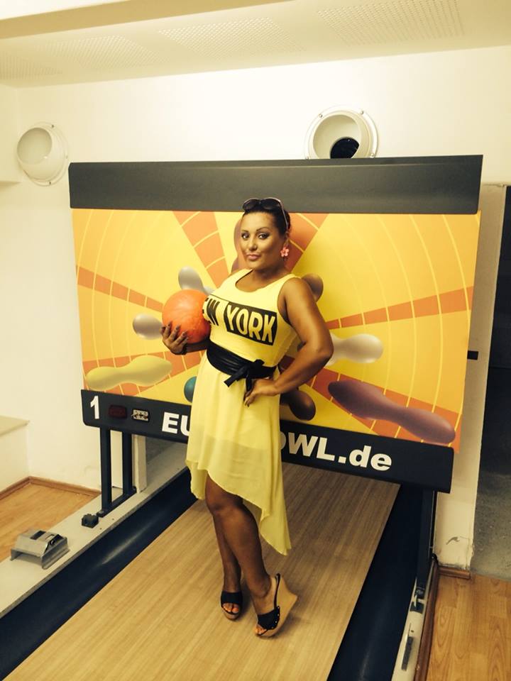Bianca Rus s-a fotografiat pe pista de bowling, intr-o tinuta deloc potrivita pentru practicarea unui sport