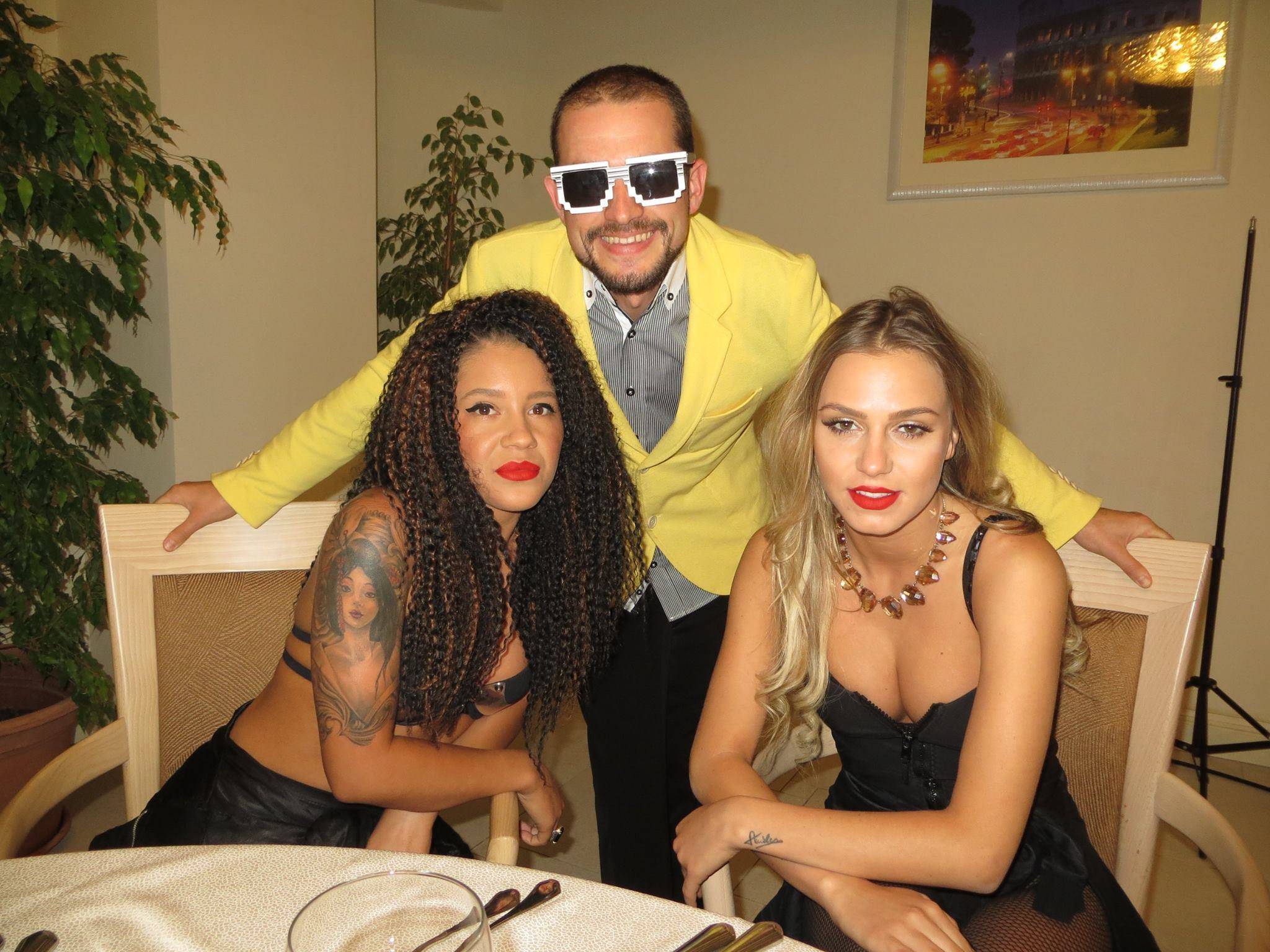 Colege in echipa Corinei, Raluca si Ramona au incins un scandal monstru, in urma caruia blonda a fost concediata