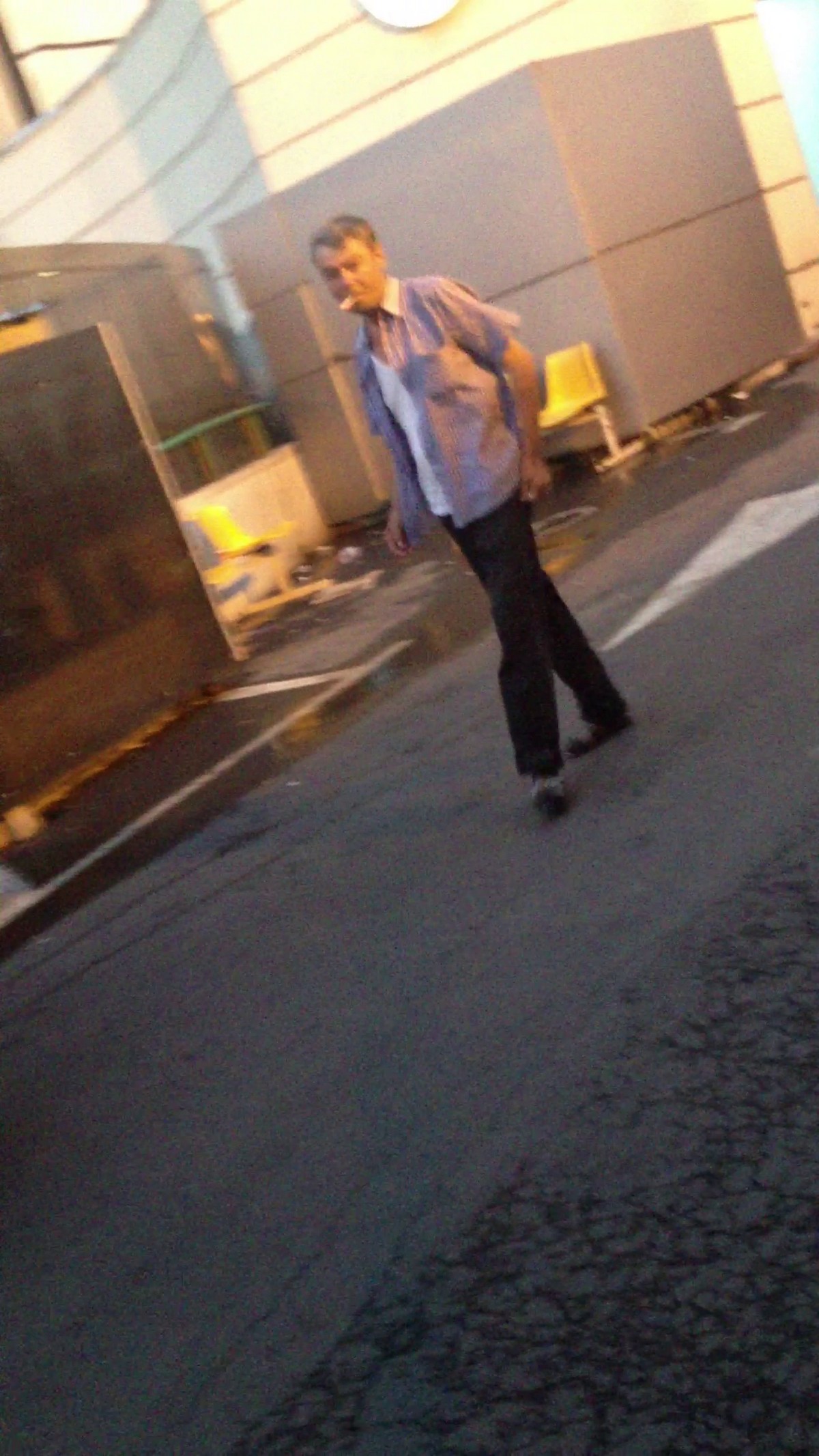 Nici nu a iesit bine din spital, ca tatal Nicoletei Luciu si-a aprins imediat o tigare