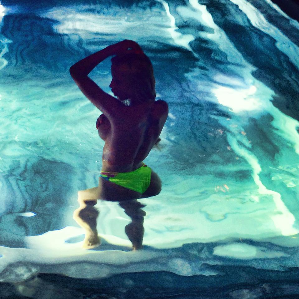 Loredana Chivu s-a pozat la piscina, fara sutien