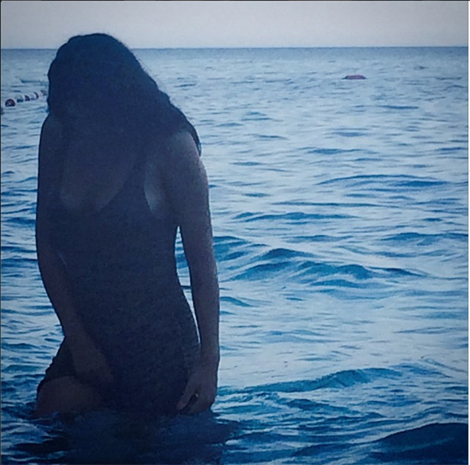 Antonia a intrat in mare imbracata intr-o rochie mulata