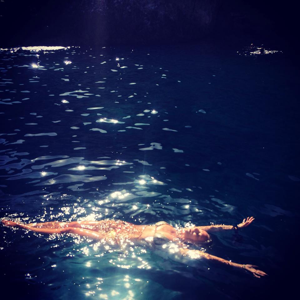 Delia se afla intr-o binemeritata vacanta, alaturi de sotul ei, Razvan Munteanu