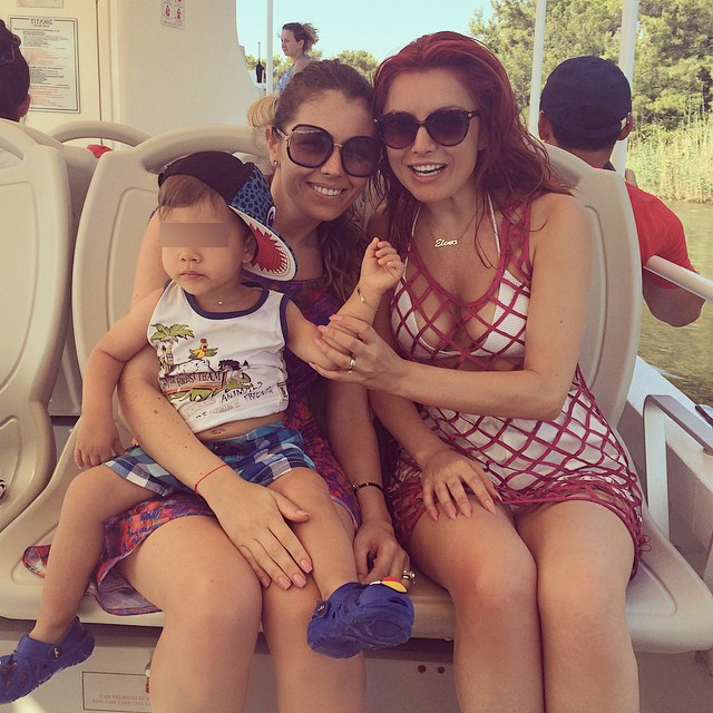 Elena Gheorghe s-a fotografiat intr-o ipostaza care i-a scandalizat pe fanii ei. I se vede lenjeria intima