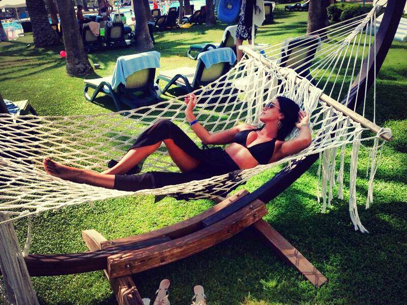 Bruneta este una dintre cele mai sexy vedete de la noi, dar se pare ca nu urmeaza vreo dieta pentru acest lucru