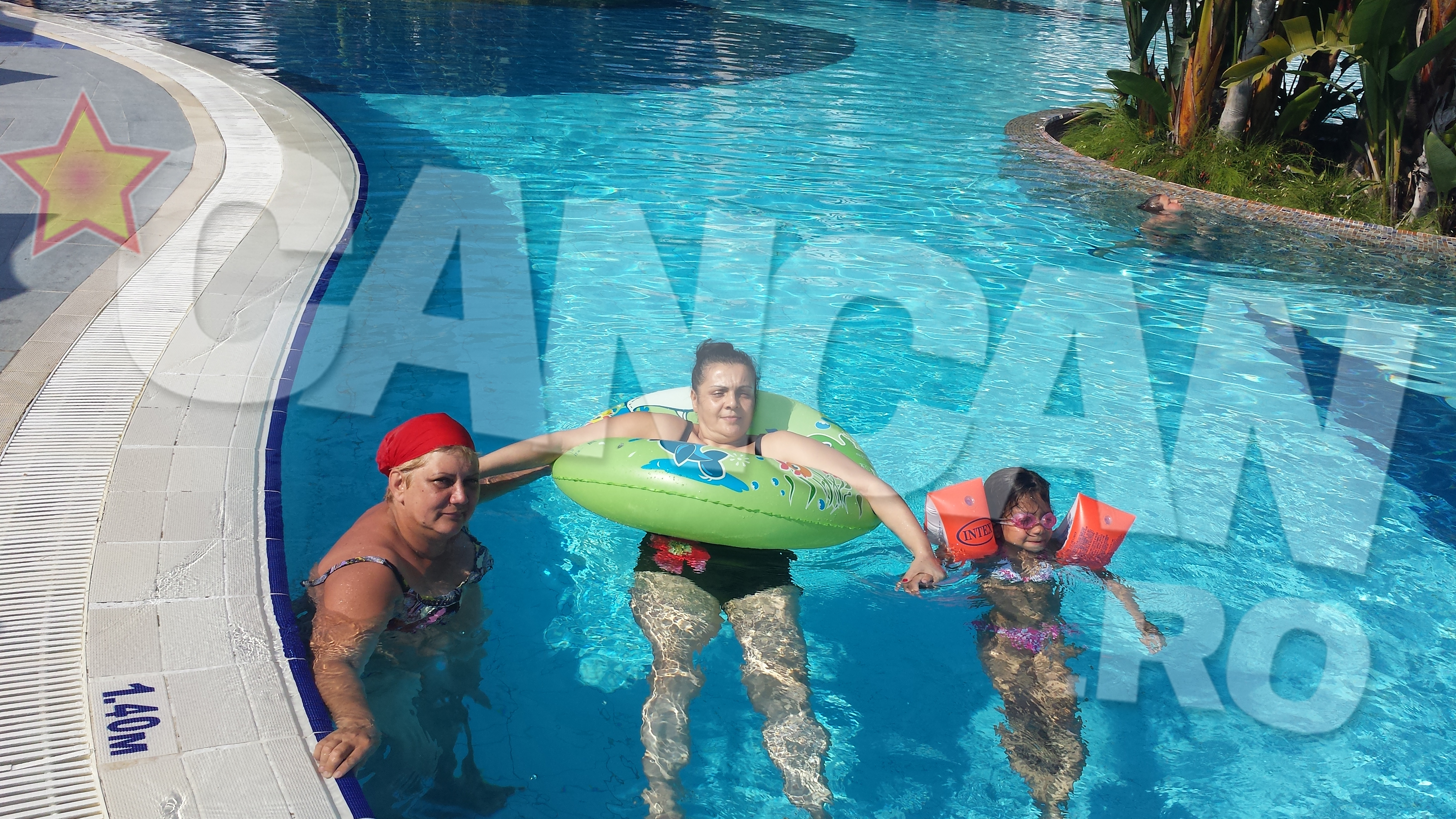 Catanca a fost lovita de un val, iar silicoanele ei au avut de suferit