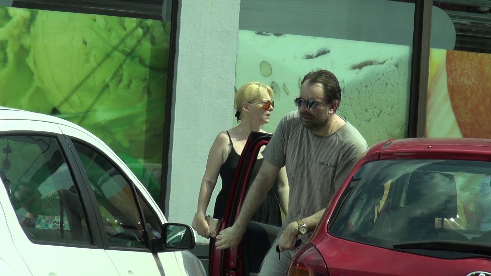 Emilia isi asteapta iubitul, care s-a aranjat inainte de a cobora din masina