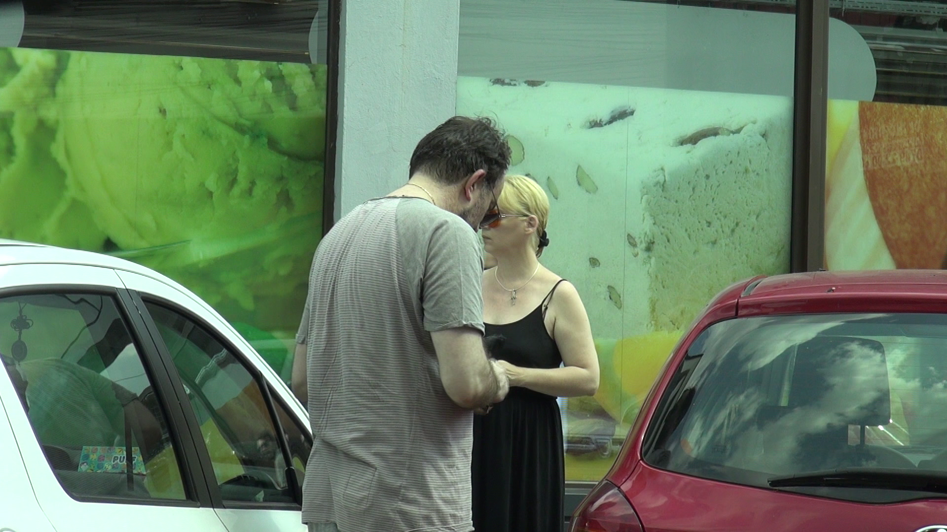 Inainte de a face cumparaturi, Claudiu se asigura ca are suficienti bani in portofel