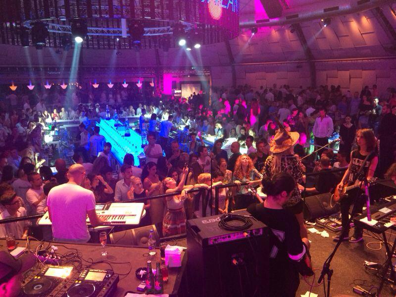 Delia a fost impuscata cu bile in mijlocul unui concert la Botosani