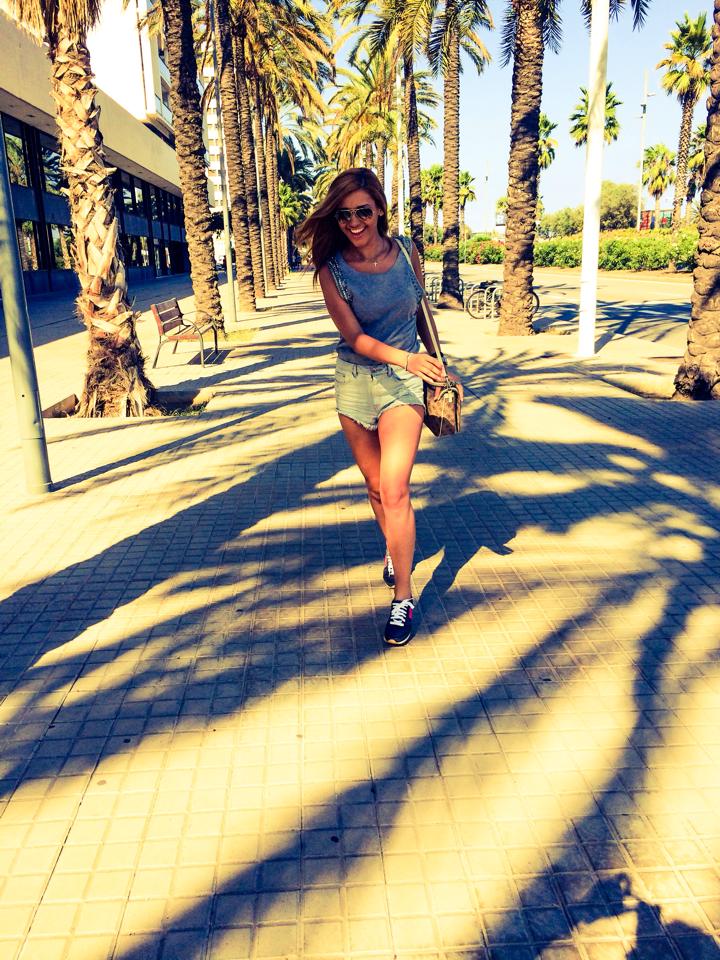 Alina se afla in vacanta, in Barcelona
