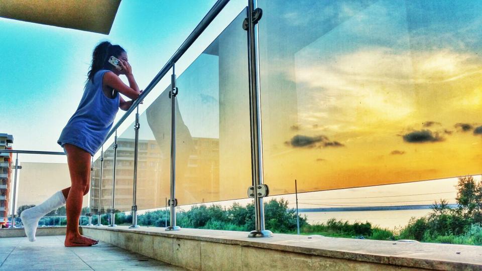 Roxana a aparut in public cu piciorul in ghips