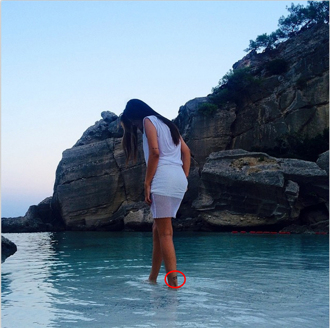 Artista nu pierde nicio ocazie sa isi arate tatuajul