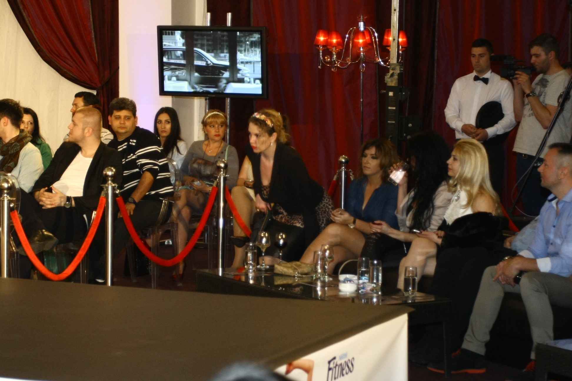 Oana a venit la eveniment imbracand o tinuta 