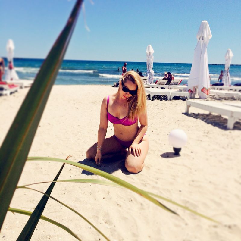 Xonia arata foarte bine in costum de baie si este constienta de asta