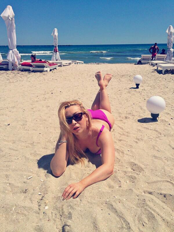 Vedeta s-a tolanit pe nisipul fierbinte, spre deliciul fanilor ei