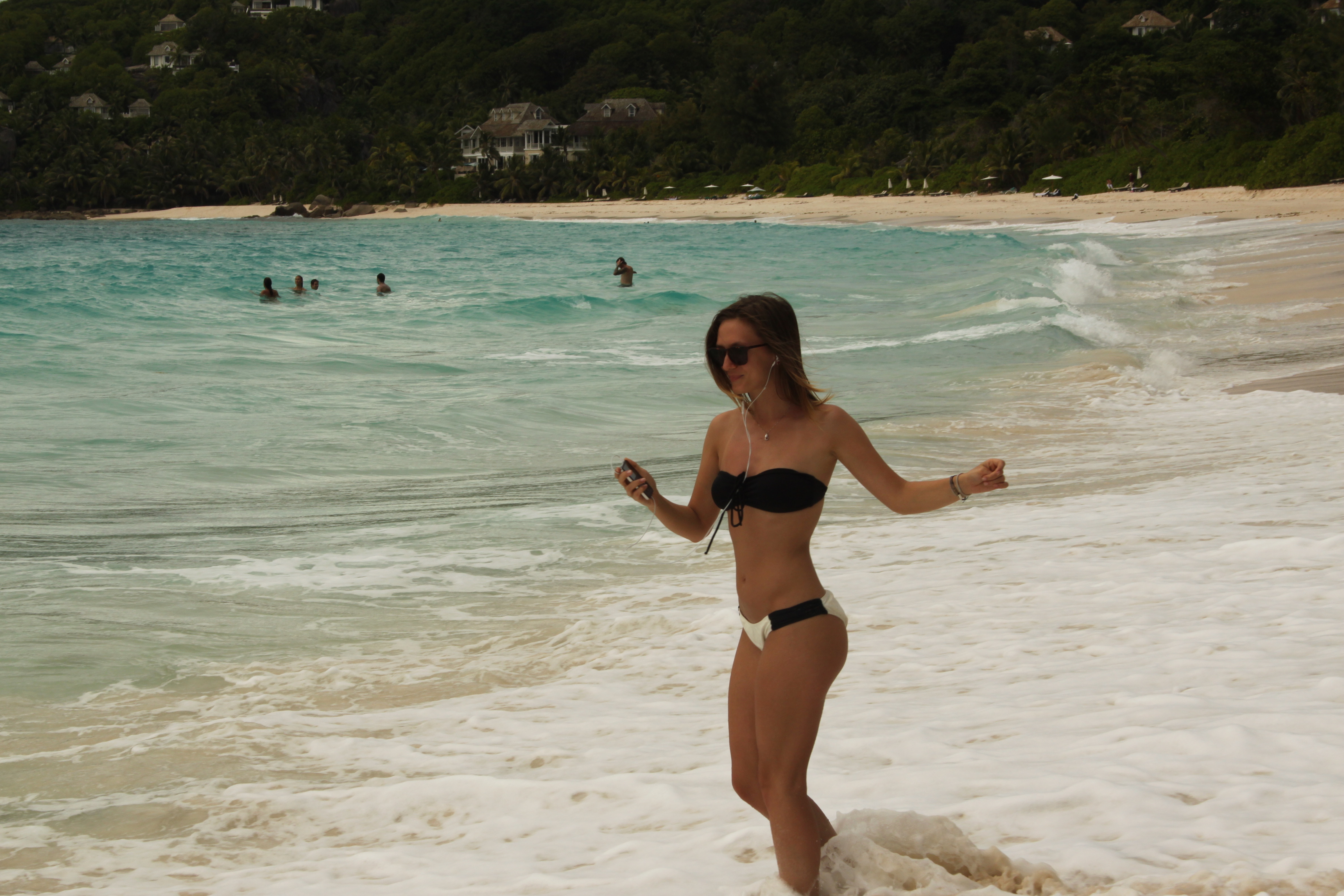 In ciuda nebuniilor culinare pe care le face, Adela Popescu arata foarte bine