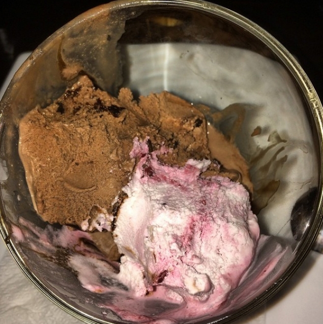 Actrita si-a completat cina cu un desert pe cinste