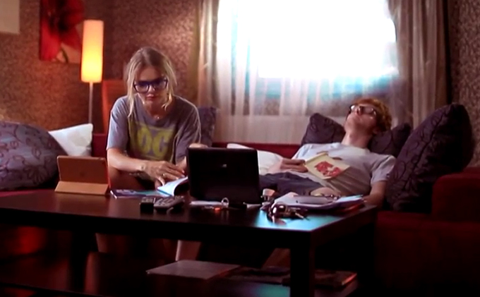 In noul ei videoclip, Jojo pare foarte plictisita de 