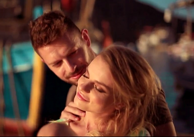 La finalul clipului, traieste o aventura de o vacanta la mare, alaturi de un barbat foarte chipes