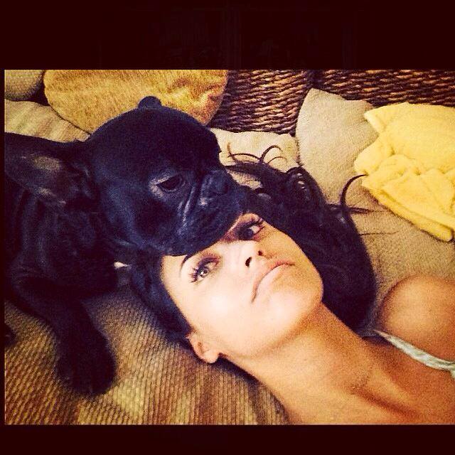 Antonia a fost prima care s-a fotografiat cu simpaticul catelus