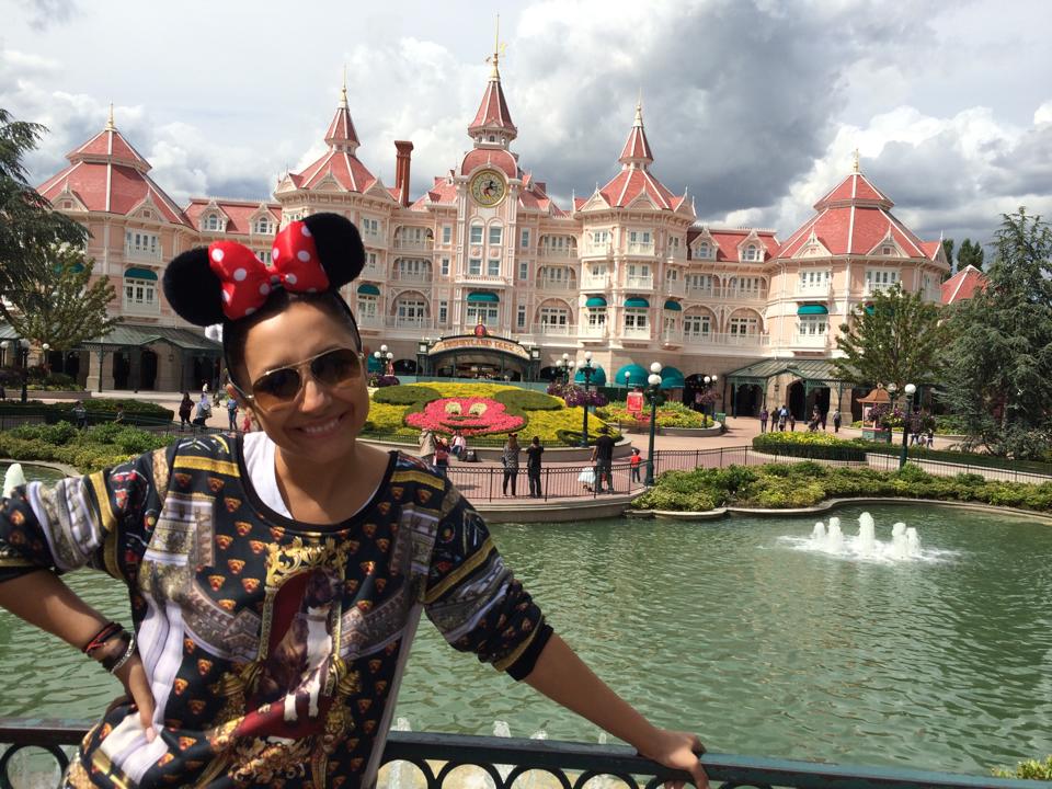 Andra s-a costumat in Minnie Mouse