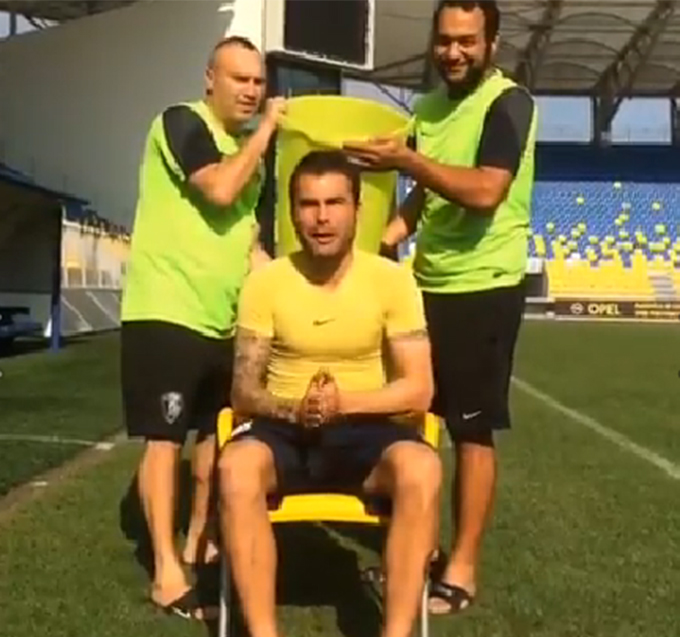Adi Mutu si-a turnat apa cu gheata in cap