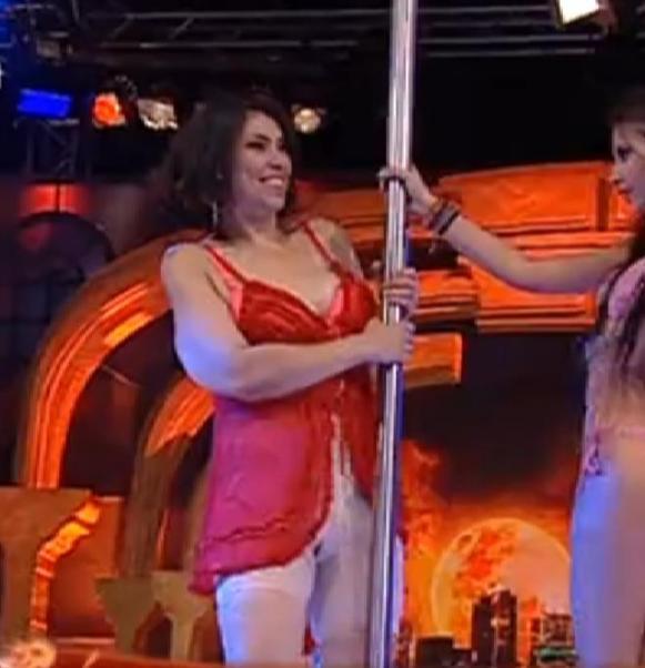 Ioana chiar a fost imbracata in lenjerie intima si a dansat la bara, la acelasi post tv