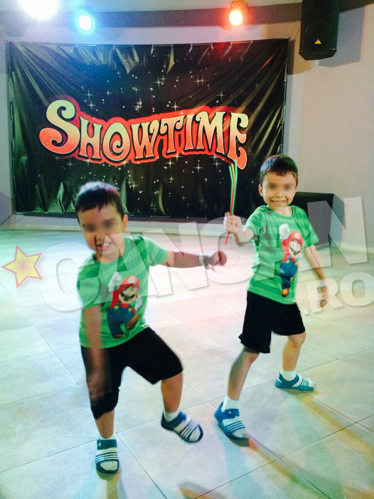 Micutii Eduard si Maximus se distreaza pe cinste in Bulgaria