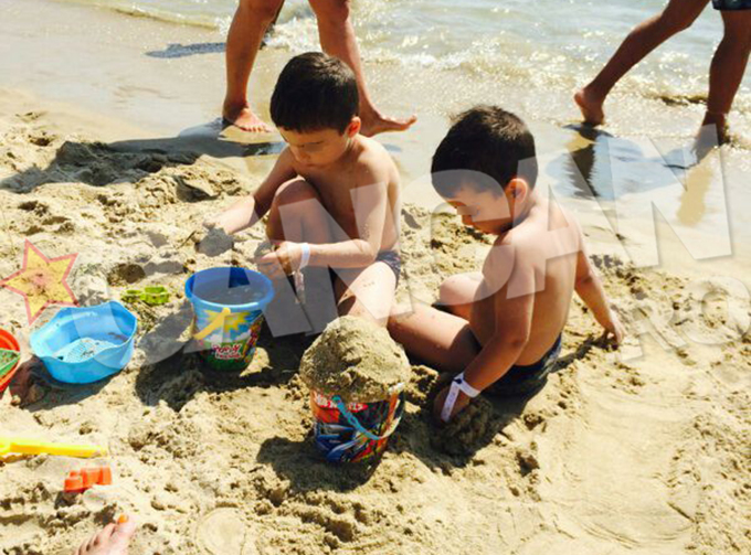 Cei doi se bucura de mare si soare, ca orice copil de varsta lor