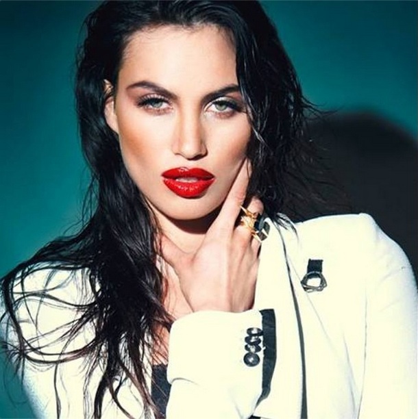 Bruneta a inceput sa traiasca ins tilul vedetelor de la Hollywood