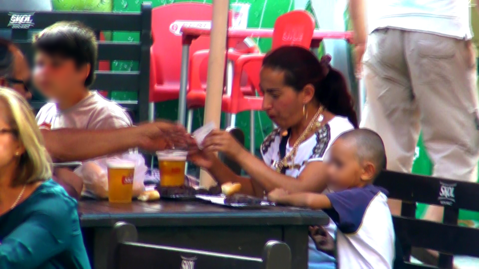 Femeia si-a dus fiul intr-o bodega plina ochi de barbati aflati sub influenta alcoolului