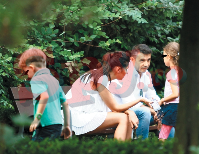 Tatal si iubita acestuia nu inteleg ce vrea copilul. Acestia discuta pe o banca in parc