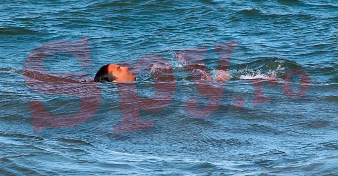 Pepe face pluta in apa Marii Negre, iar sotia sa se prajeste la soare