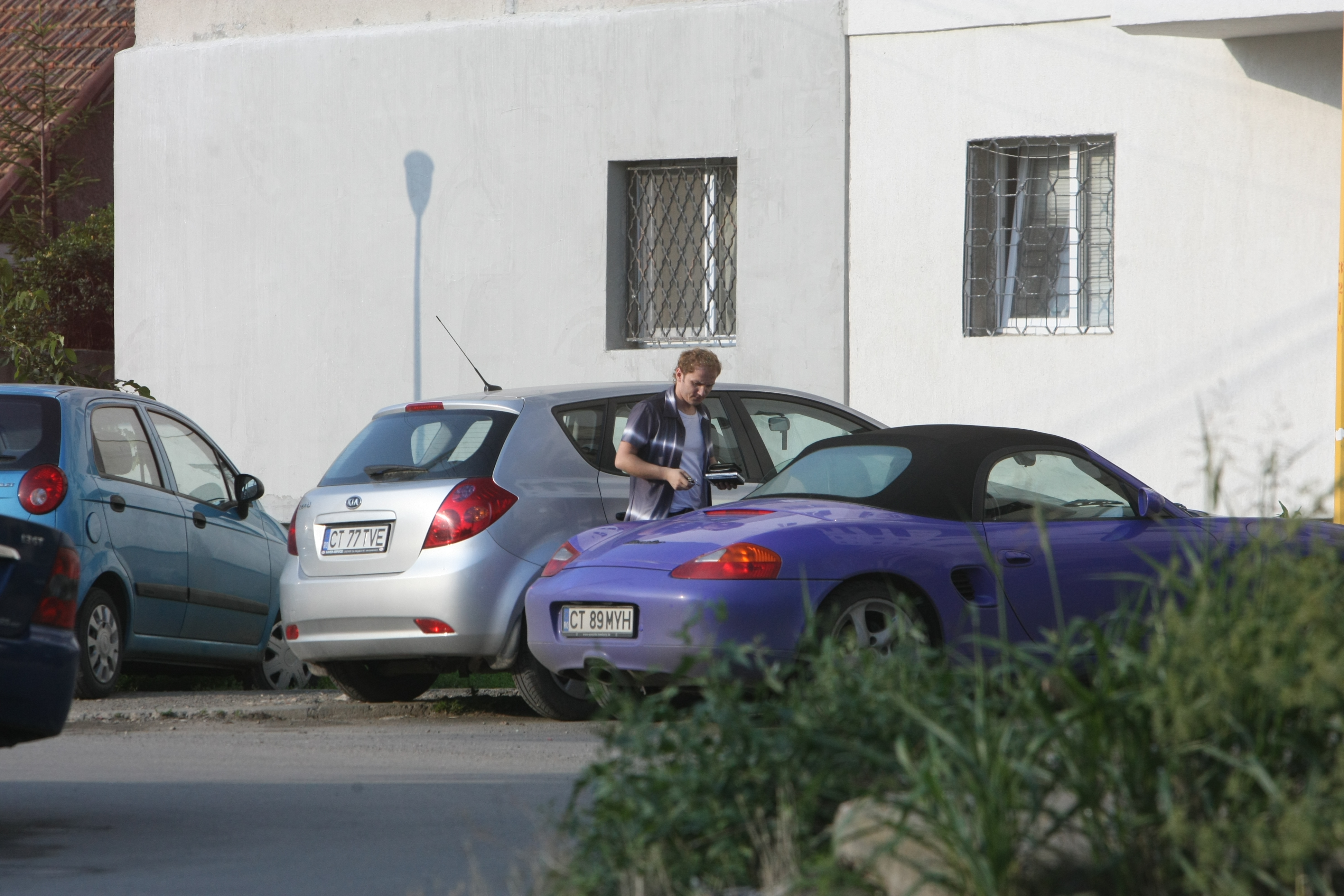 Solistul a scapat cu greu de autoturismul decapotabil