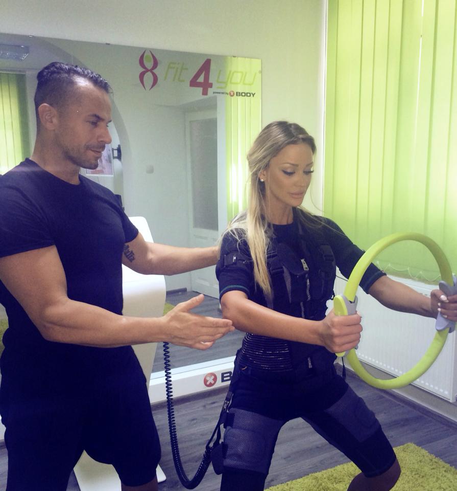 Vedeta trage tare cu antrenorul personal pentru a mai da jos cativa centimetri