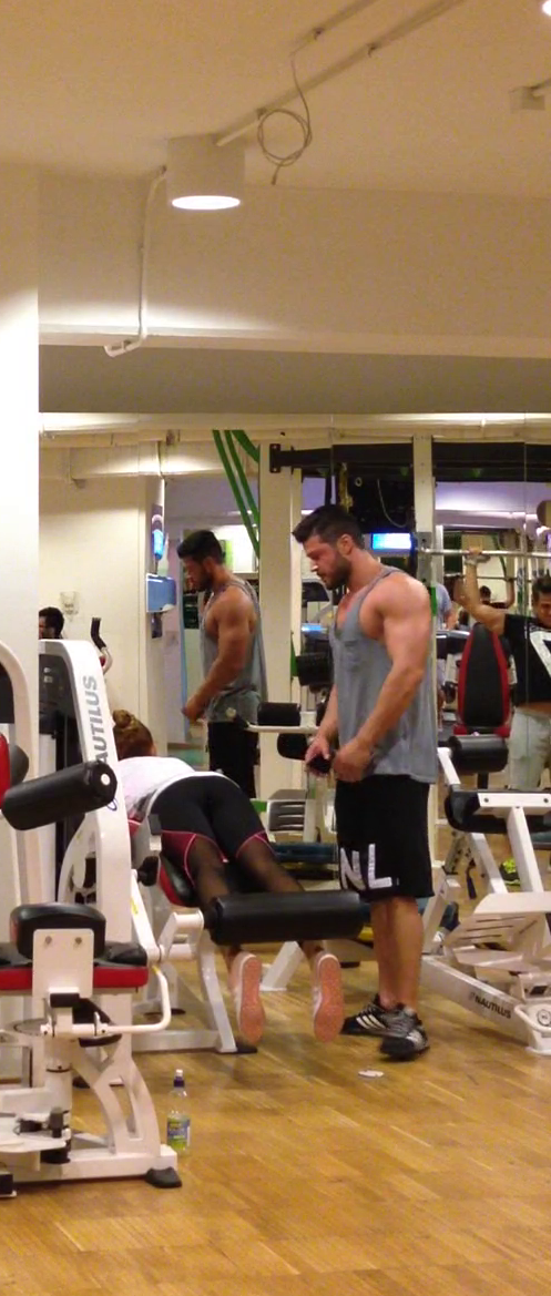 Victor o supravegheaza in permanenta pe Bianca la sala, cand face recuperare