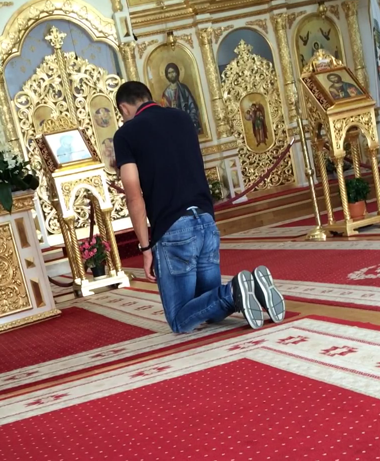 Constantin Galca se roaga in genunchi