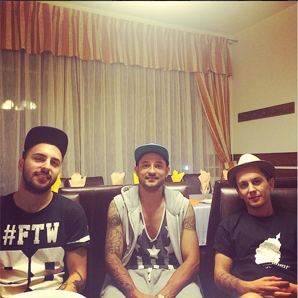 Cei trei dansatori ai Antoniei isi cauta iubite