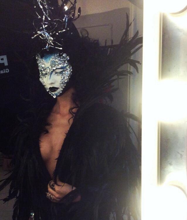 Muneca a avut o masca compusa din sute de cristale, lipite manual