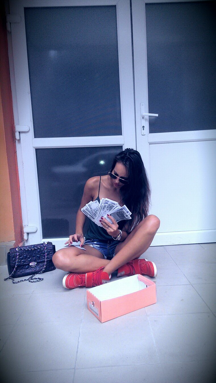 Bruneta a aparut in revista Playboy, in urma cu ceva vreme