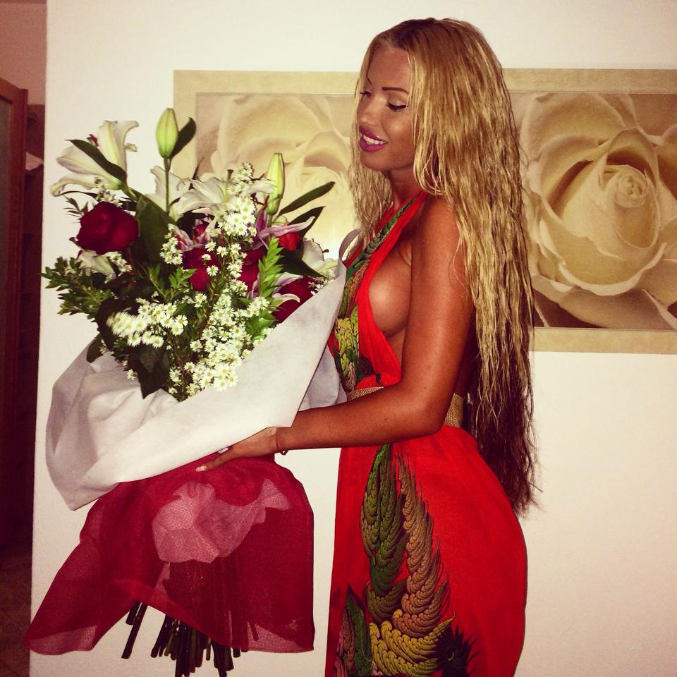 Loredana a fost placut surprinsa cand a primit un buchet imens de flori la usa camerei de hotel