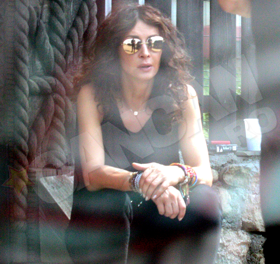 Desi a incercat sa isi mascheze durerea in spatele unor ochelari mari, se poate vedea cu usurinta ca vedeta sufera cumplit