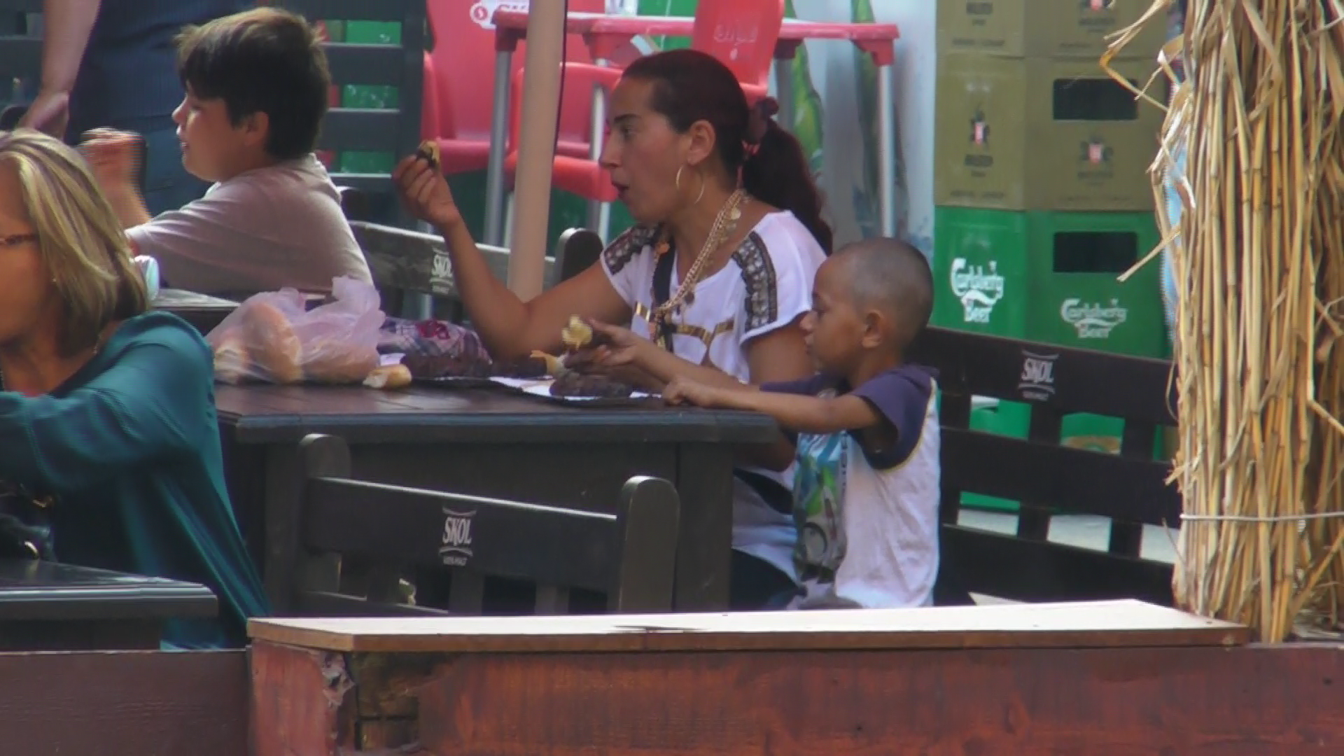 Angelica Conctantin si-a dus baietelul sa mananca intr-o bodega la Obor, printre betivi si mult fum de tigara