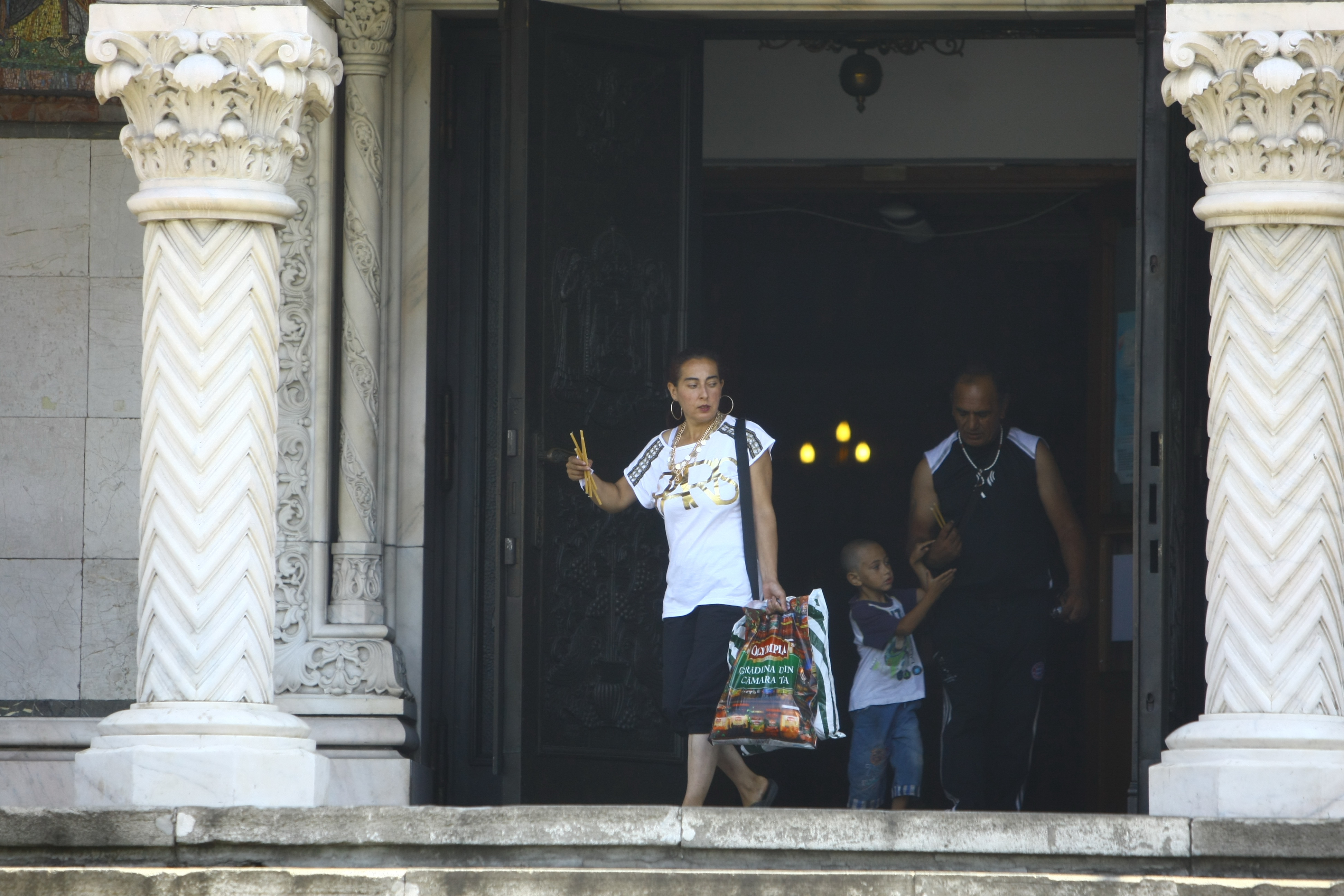 Imediat dupa intalnirea cu fiica pe care a parasit-o, Angelica Stoian a mers la biserica, unde a dat acatist