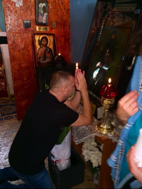 Barbatul ingenunchiaza in fata Icoanei Facatoare de Minuni