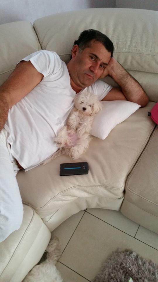 Aceasta este fotografia cu Ionita si catelusa familiei