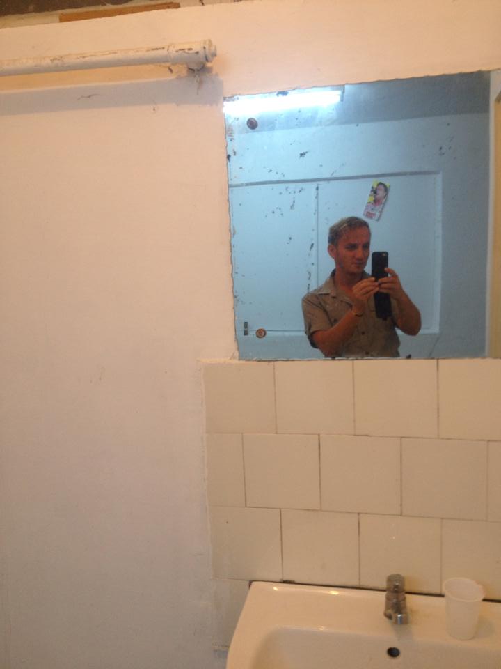 Poza a fost facuta intr-un WC insalubru de pe litoral