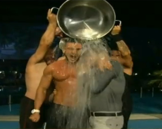 Dorian Popa s-a dezbracat la bustul gol si s-a udat din cap pana in picioare