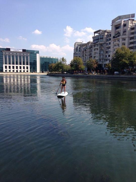 Daniela Crudu a lasat totul deoparte si s-a aventurat pe Dambovita, pentru a invinge canicula